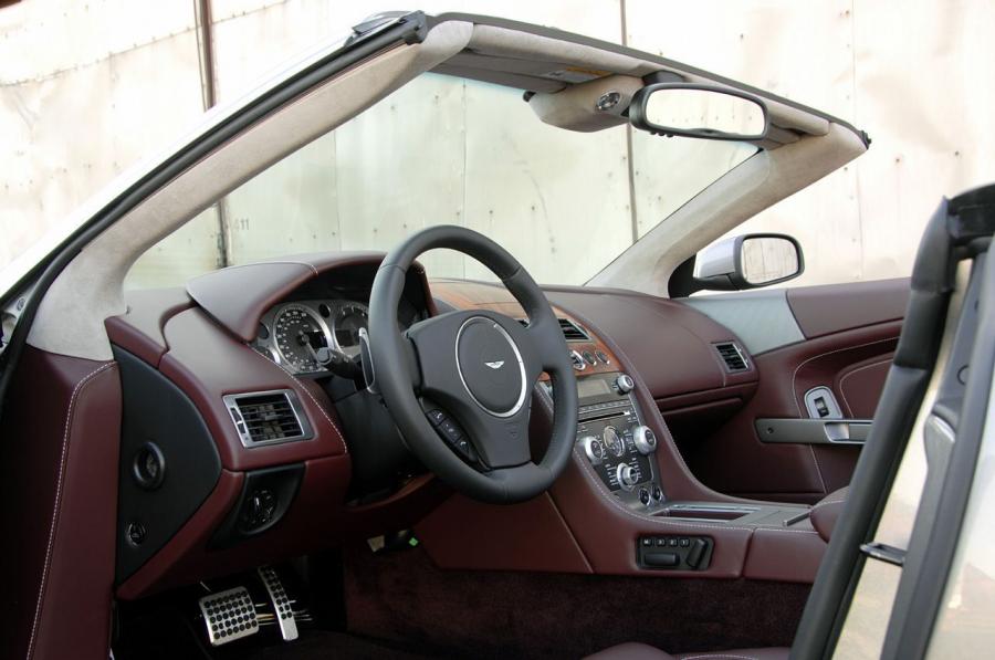 Интерьер Aston Martin DB9 Volante 2009 года  (фото 19 из 41)
